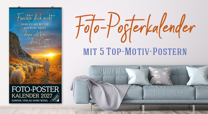 Wohnzimmer mit grau-grünem Sofa, Titel vom Foto-Poster-Kalender und Berglandschaft mit See im Hintergrund. Text: Foto-Poster-Kalender MIT 5 TOP-MOTIV-POSTERN