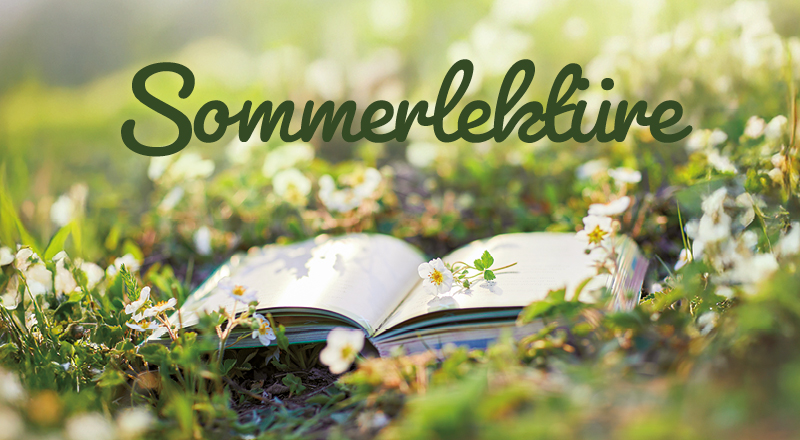 Ein aufgeschlagenes Buch liegt auf grünem, blühendem Gras. Oben steht der Schriftzug "Sommerlektüre"