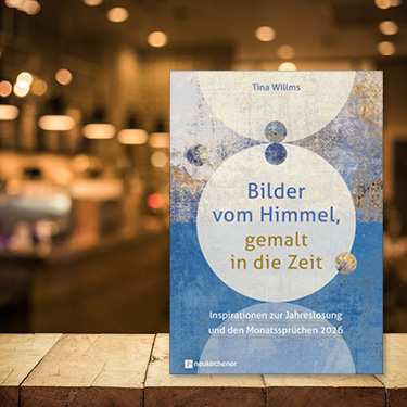 Buchcover von Tina Willms mit dem Titel 'Bilder vom Himmel, gemalt in die Zeit', auf einem Holztisch vor unscharfem Hintergrund.