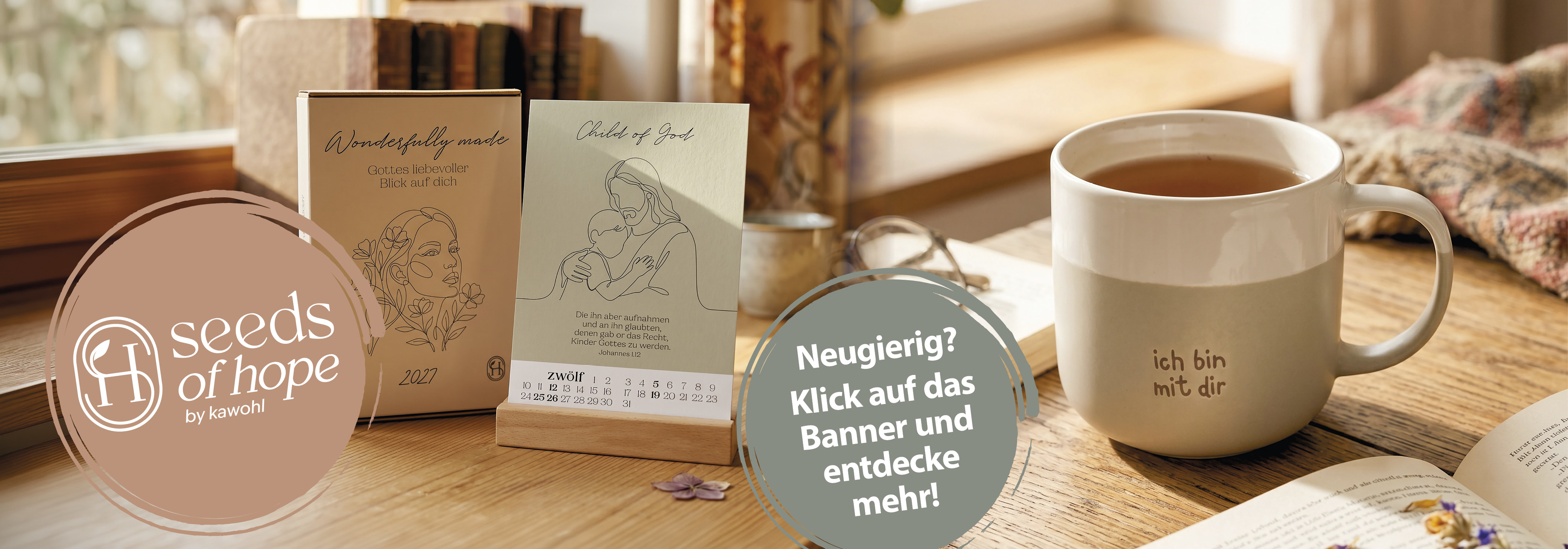 Gemütliche Szene mit Keramiktassen, Boxen und Postkarten der Marke "seeds of hope" auf Holztisch im warmen Licht. Text: Neugierig? Klick auf das Banner und entdecke mehr!