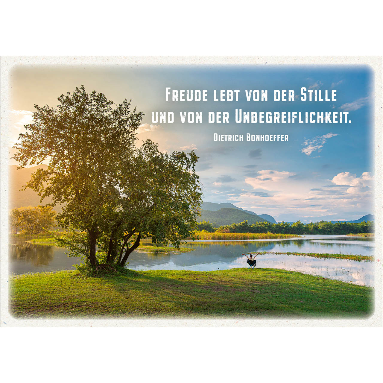 Postkarten - Postkarte 'Freude lebt von der Stille' 12 Ex. - Mensch Stuhl Wiese See Bäume Himmel