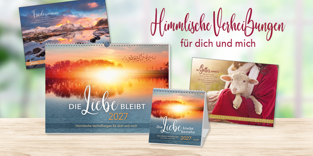 Wand- und Postkarten-Kalender "Die Liebe bleibt" mit Beispiel-Innenseiten auf einem Tisch. Text: Himmlische Verheißungen für dich und mich