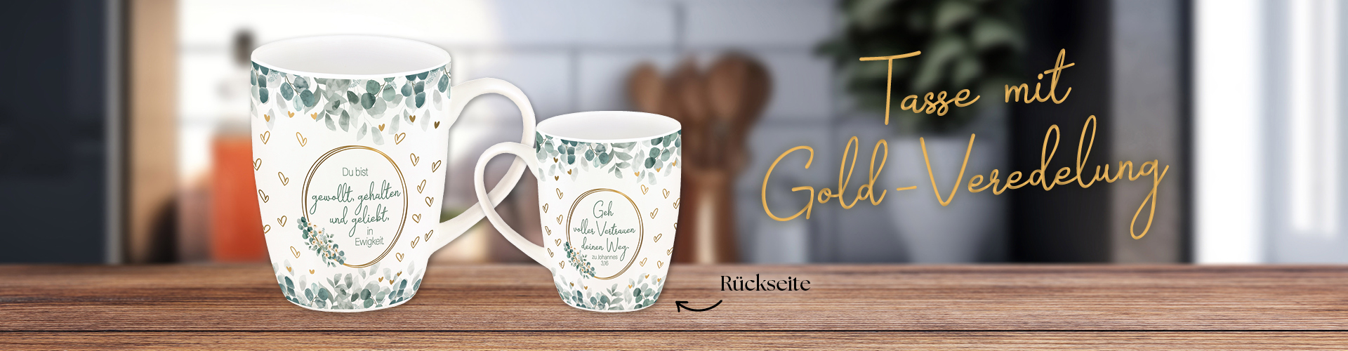 Banner mit Tasse auf Küchenzeile, mit goldener Verzierung und botanischen Mustern. Texte: Tasse mit Gold-Veredelung