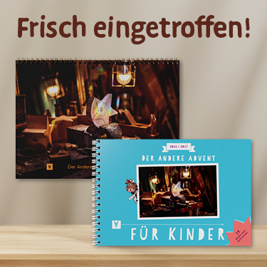 Zwei aufgeschlagene Adventskalender nebeneinander: links dunkler Kalender mit Weihnachtsmotiv, rechts blauer Kinderkalender mit Foto und 