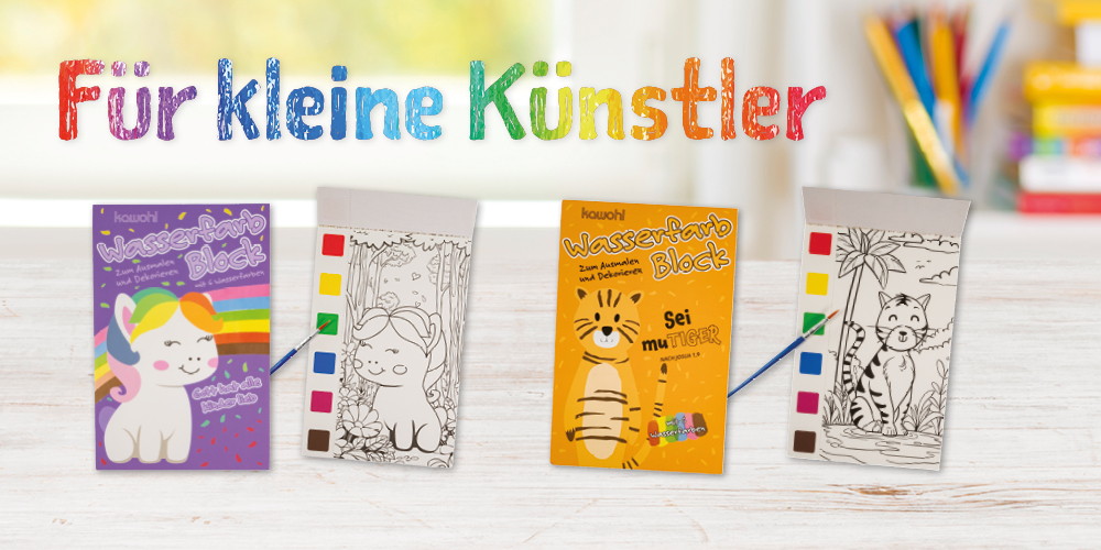 Heller Holzhintergrund vor Fenster. Abgebildet sind zwei Malblöcke mit kleiner Tuschpalette und Pinsel mit den Motiven Regenbogenpony und Tiger.