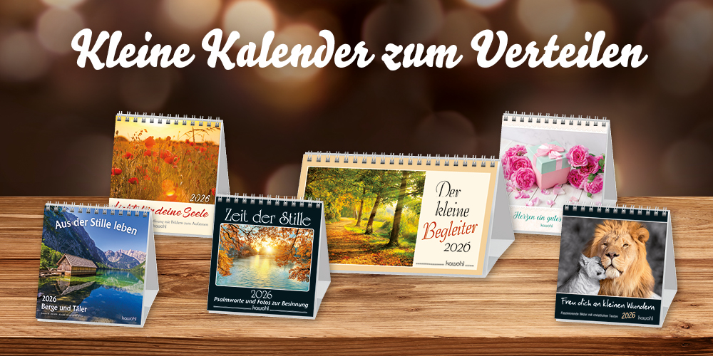 Banner mit verschiedenen kleinen Kalendern für 2026, die auf einem Holztisch präsentiert werden.