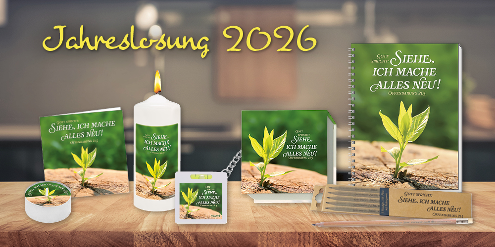 Produkte zur Jahreslosung 2026: Kerze, Notizheft, Schlüsselanhänger, Bleistifte und mehr, mit fotografischem Sprössling Motiv.