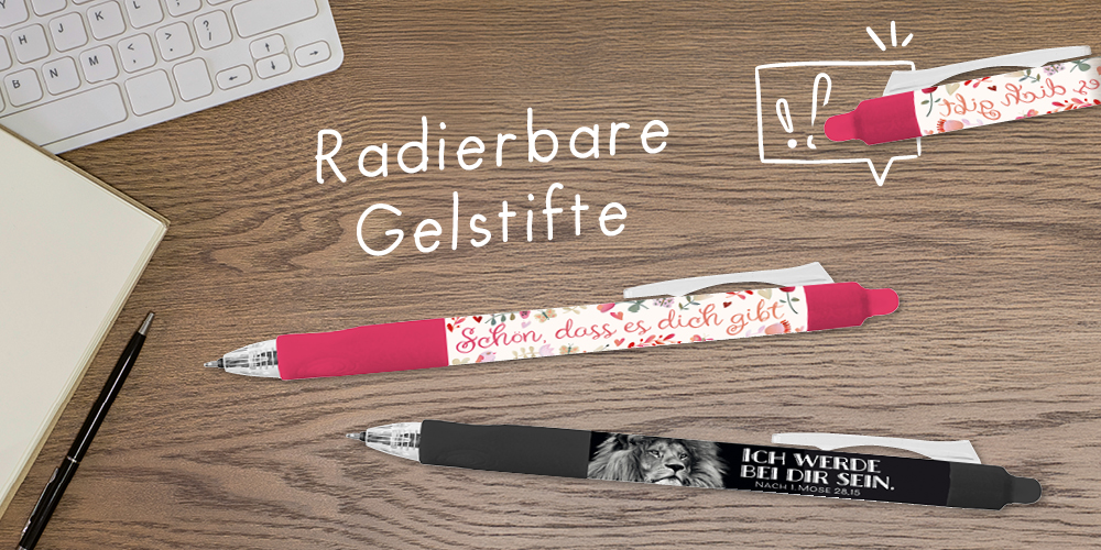Zwei Gelstifte "Schön, dass es dich gibt!" und "Ich werde bei dir sein." auf einem Tisch mit Notizbuch und einer Tasse Kaffee. Text: Radierbare Gelstifte
