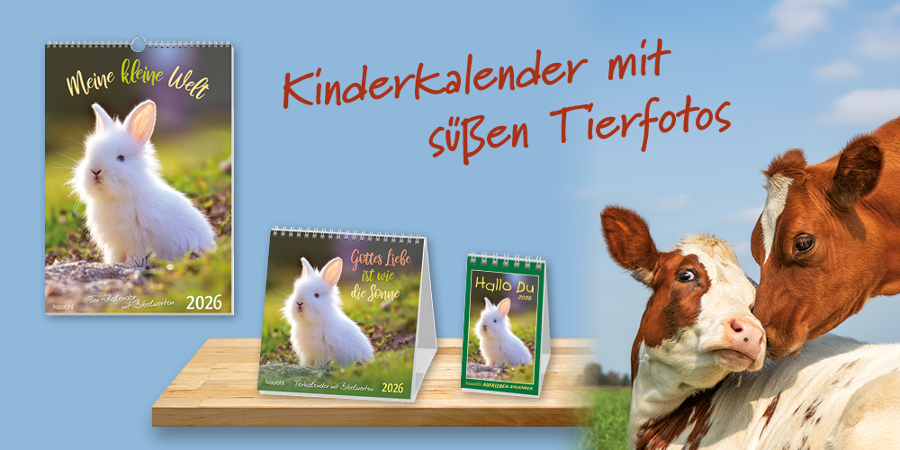 Banner mit drei Tierkalendern und einer Kuh mit Kalb, umgeben von einem blauen Hintergrund und dem Text: „ Kinderkalender mit süßen Tierfotos“.
