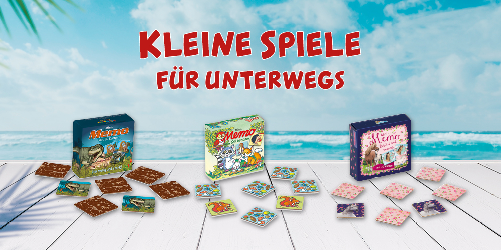 Helle Holzplanken im Vordergrund, tropisches Meer im Hintergrund. Auf Planken stehen drei kleine Memory-Spiele, einmal mit Dinosauriern, mit Waldtieren und mit Pferden.