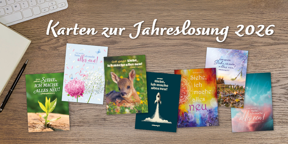 Banner mit Karten zur Jahreslosung 2026, die verschiedene Motive zeigen, auf einem Holztisch mit Schreibutensilien.