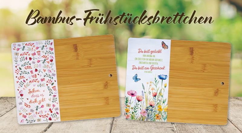 Banner mit Bambus-Frühstücksbrettchen auf einem Holztisch vor einem Park, Text: Bambus-Frühstücksbrettchen