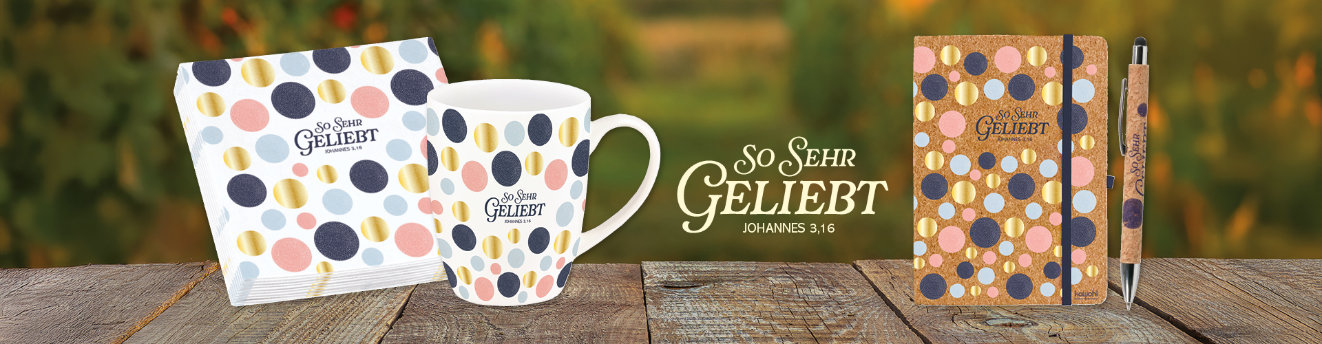 Banner mit Tasse, Notizbuch, Stift und Servietten, dekoriert mit bunten Punkten und dem Text: So sehr geliebt Johannes 3,16