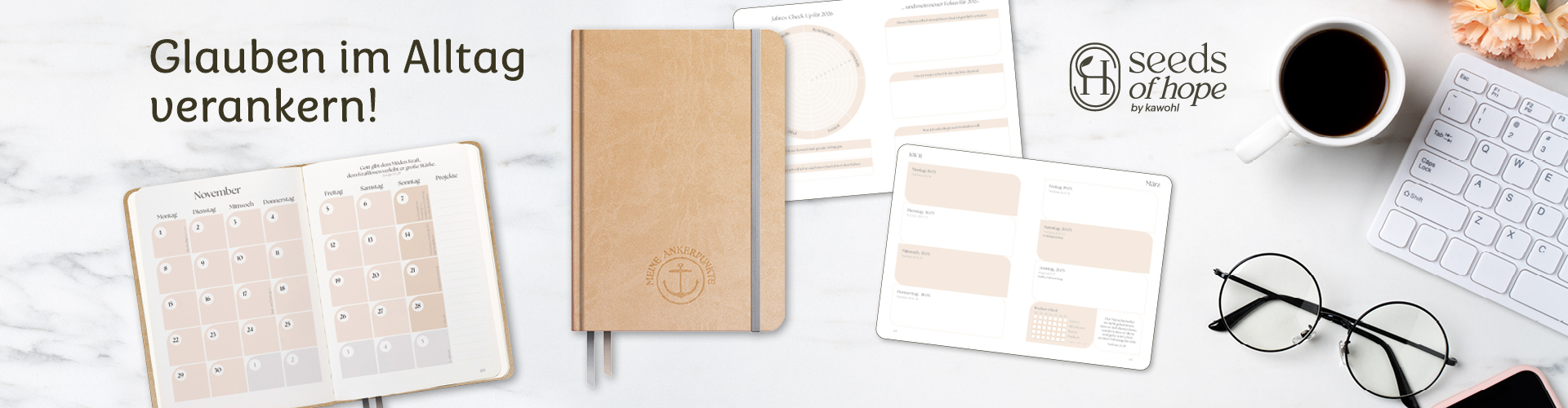 Schreibtisch mit "Meine Ankerpunkte" Buch-Kalender von seeds of hope, Brille, Kaffee und Tastatur auf Marmor-Untergrund. Text: Glauben im Alltag verankern!