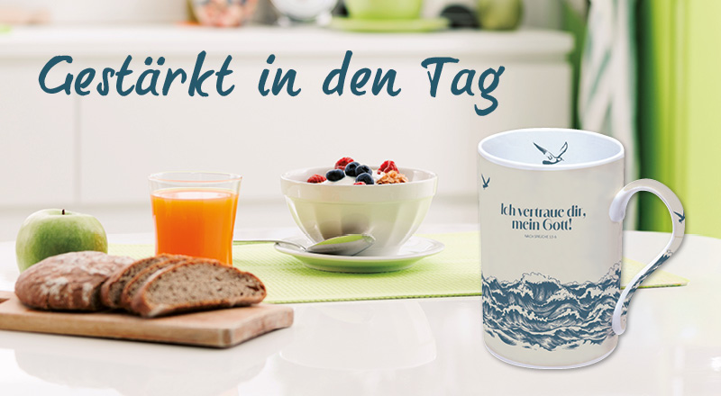 Frühstückstisch mit einer Tasse, einer Müslischale, einem Glas Saft, Brot und einem grünen Apfel. Text: Gestärkt in den Tag.