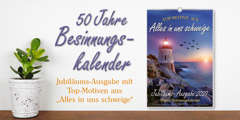 50 Jahre Besinnungskalender. Links ein Lamm in Händen, in der  Mitte Jubiläumskalender mit Leuchtturm und rechts eine Zimmerpflanze. Text: 50 Jahre Besinnungskalender – Jubiläums-Ausgabe mit Top-Motiven aus „Alles in uns schweige"