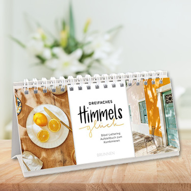 Bibel-Lettering Aufstellbuch zum Kombinieren 'Dreifaches Himmelsglück' von Annika Mengel auf einem Tisch.