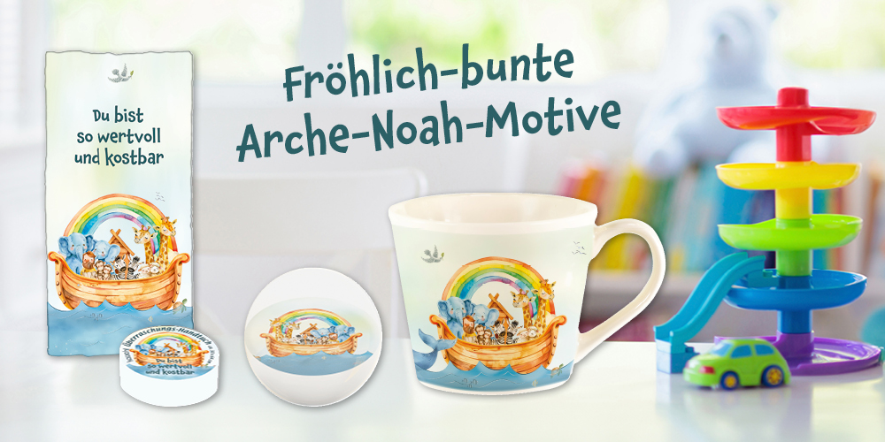 Bunter Banner mit Arche-Noah-Motiven auf Tasse, einem Überraschungs-Handtuch und einem Flummi, umgeben von Spielzeug, in einem Kinderzimmer.