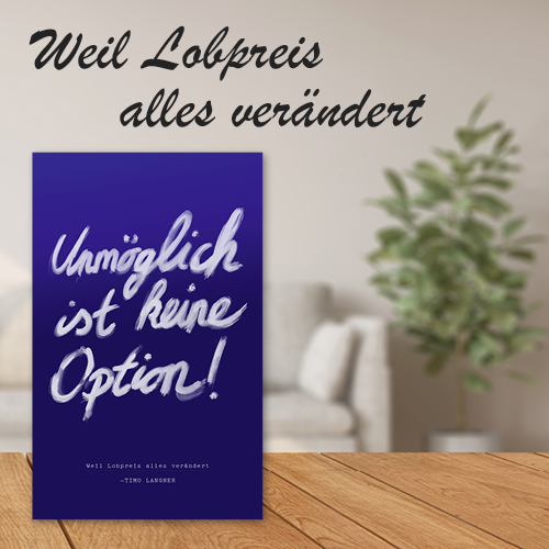 Buchcover mit dem Titel Unmöglich ist keine Option! in Weiß auf lila Hintergrund. Ansprechende Wohnzimmeratmosphäre.
