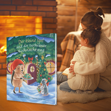 Eine Mutter umarmt ihr Kind vor einem Kamin, während sie ein Bilderbuch betrachten.