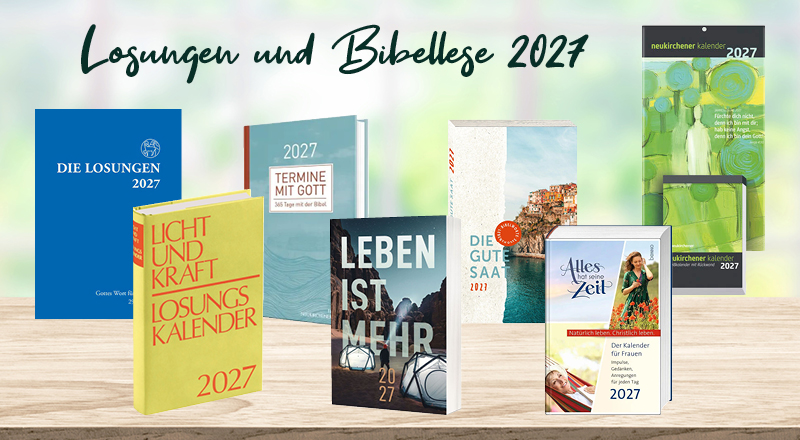 Banner mit Tisch vor grünem Hintergrund auf dem verschiedene Bibellesen und Losungs-Bücher für 2027 stehen.