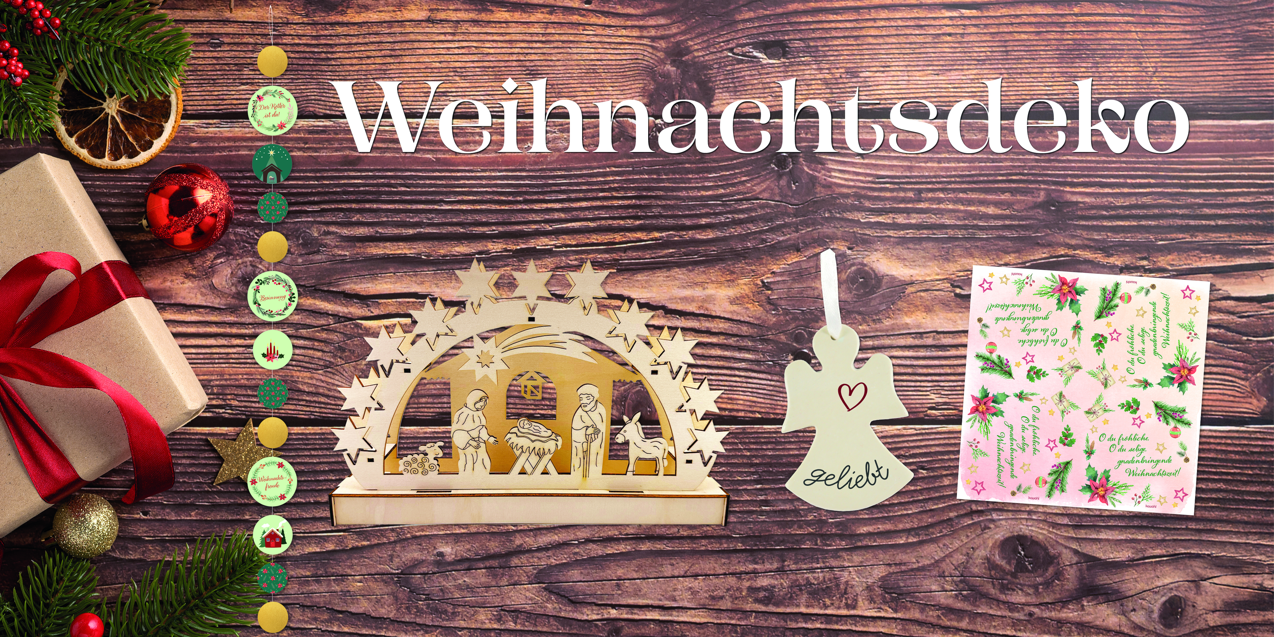 Weihnachtlicher Banner mit Geschenken, Holzdeko, einer Engel-Anhänger und einer festlichen Karte auf einem Holztisch.