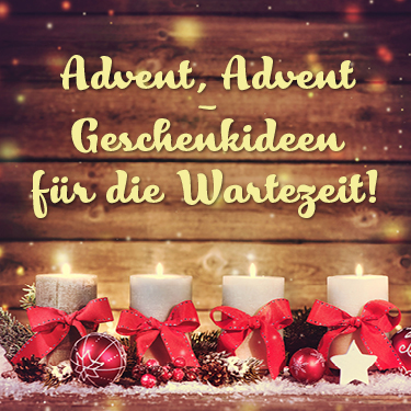 Adventskalender mit vier weißen Kerzen, roten Schleifen und weihnachtlichen Dekorationen auf Holzuntergrund. Goldener Text: 