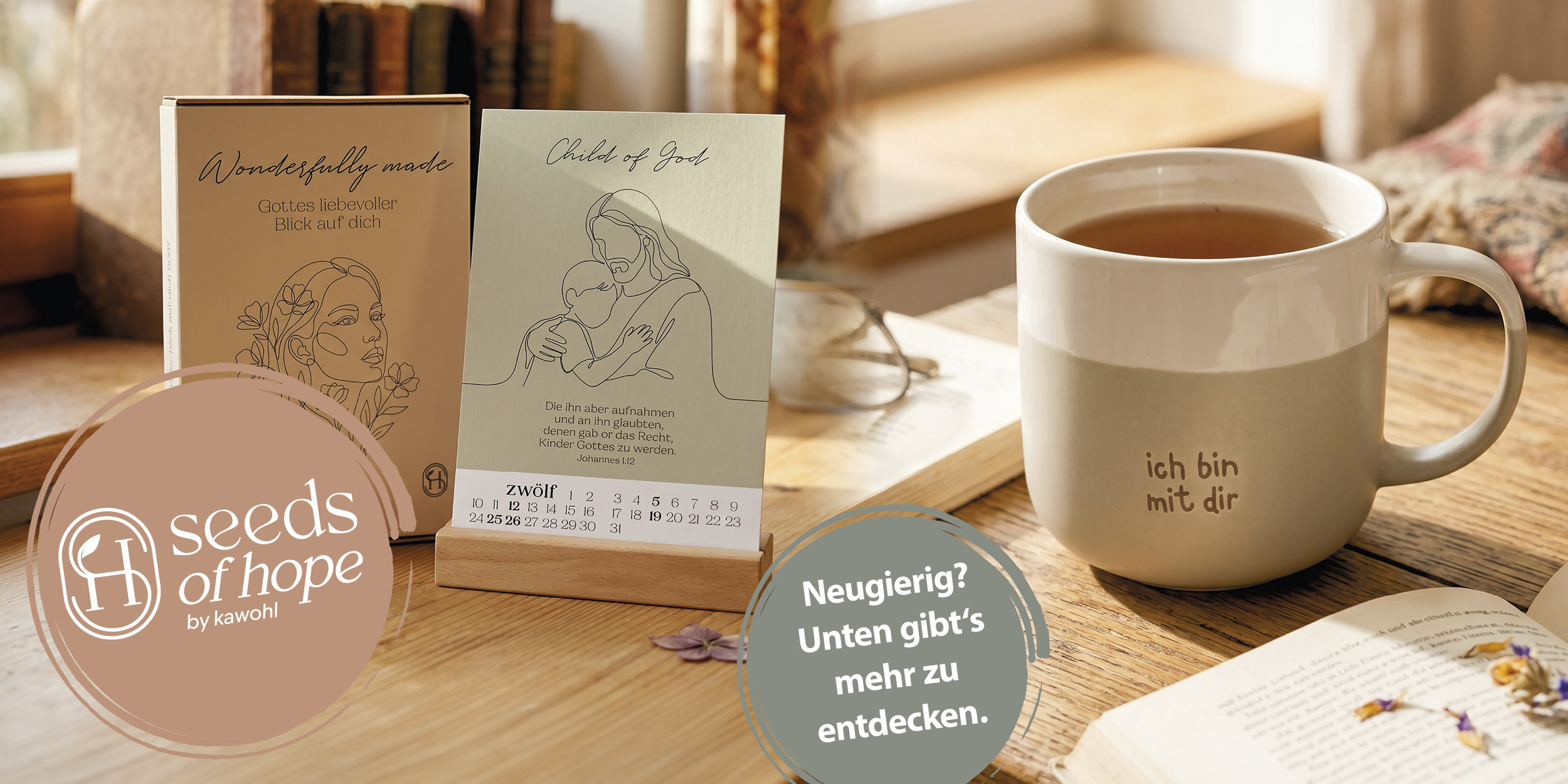 Seeds of Hope Kollektion: Inspirierende Kaffeetassen und Kalender mit christlichen Botschaften wie 'but god can' und 'ich bin mit dir' auf Holztisch.