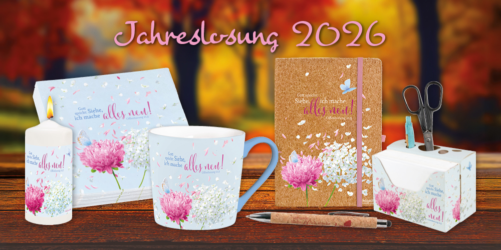 Tischdeko und Schreibwaren, dekoriert mit grafischem Hortensien Motiv der Jahreslosung 2026, vor herbstlichem Hintergrund.