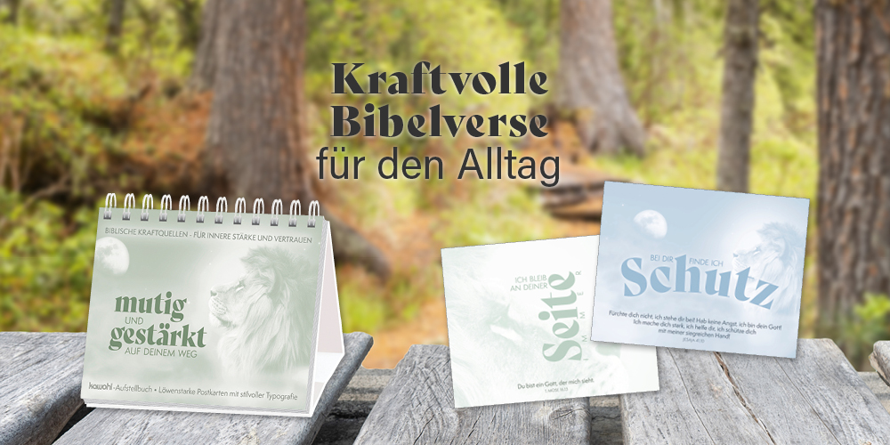 Banner mit Holztisch, auf dem ein Aufstellbuch mit einem Löwen auf dem Cover steht, im Hintergrund ist Wald abgebildet. Text: „Kraftvolle Bibelverse für den Alltag“.