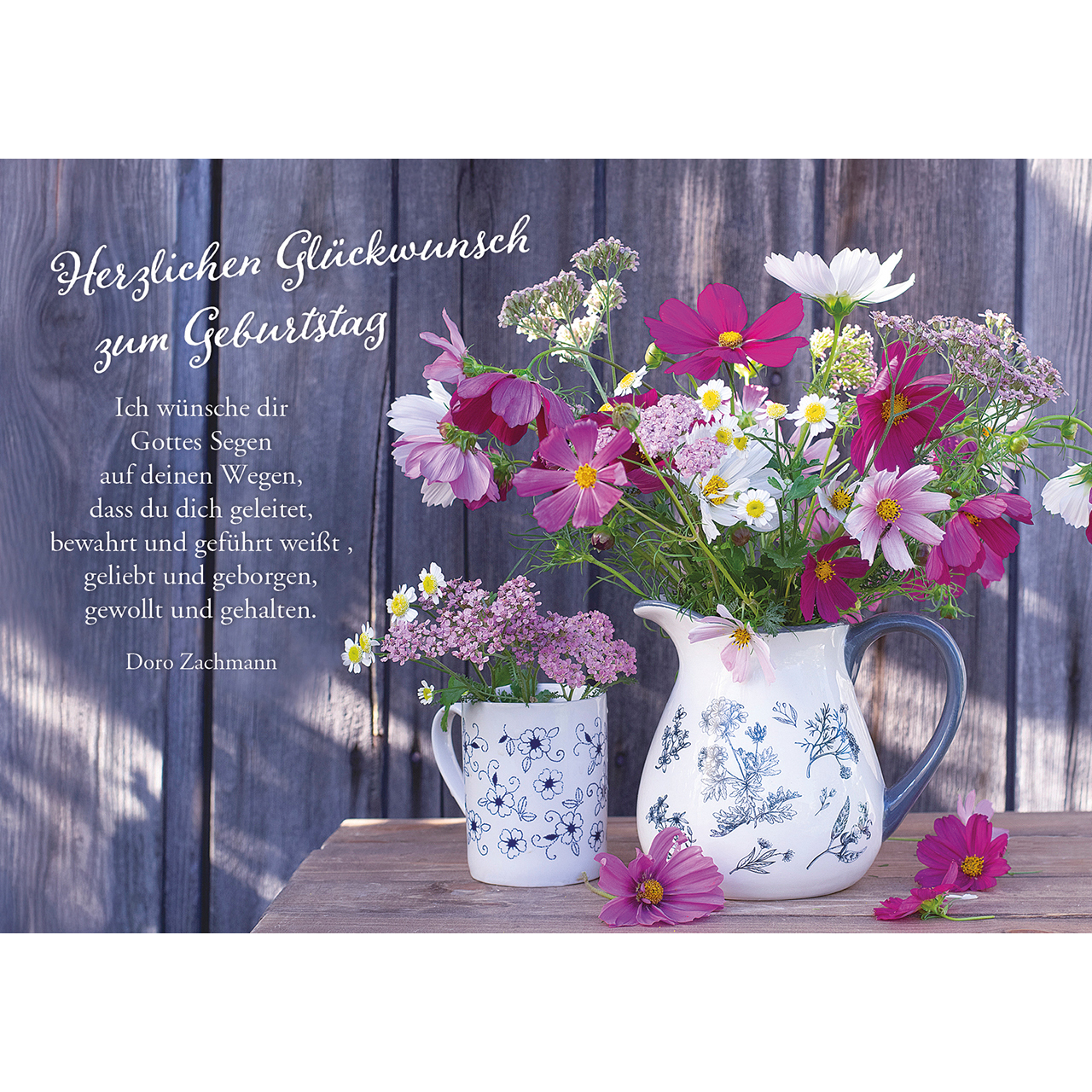 Postkarten - Herzlichen Glückwunsch zum Geburtstag - Blumenstrauß Keramik Kanne Tasse Blüten Tisch Holzwand
