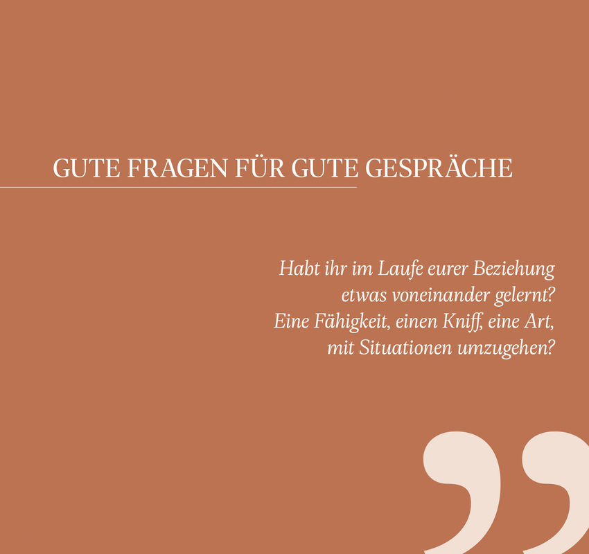 Aufstellbuch - Leben teilen, Liebe feiern (Aufstellbuch) - Aufstellbuch Ehepaar Umarmung Strand