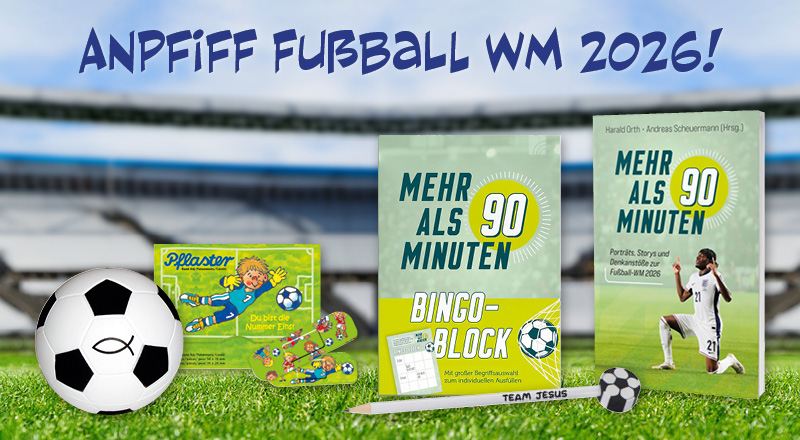 Ball, Pflaster, Bücher zur WM 2026 und Spielematerialien vor Stadionhintergrund. Text: Anpfiff Fußball WM 2026