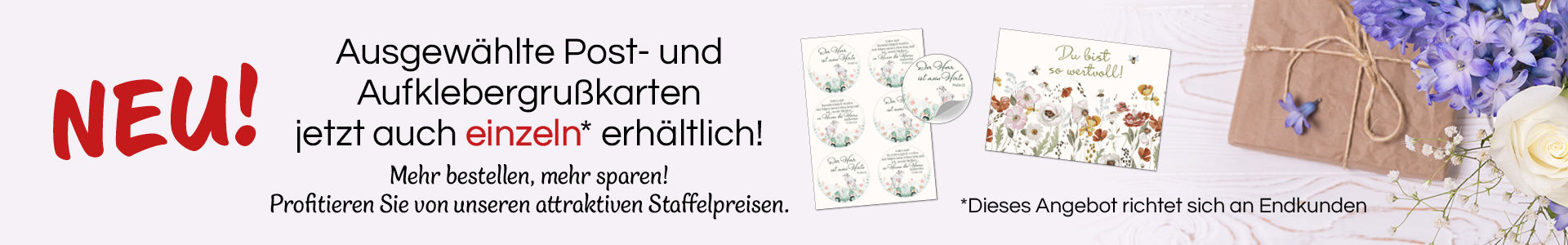 Anzeige für neue Post- und Aufkleberkarten, die jetzt einzeln erhältlich sind, neben einem Geschenkpaket und Blumen.
