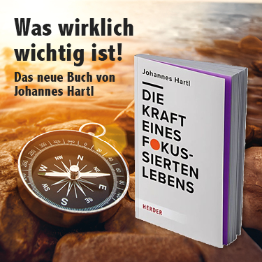 Buchcover von Johannes Hartl mit Titel „Die Kraft eines fokussierten Lebens“ vor einem Kompass und Naturhintergrund.