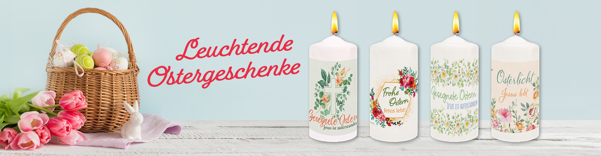 Banner mit einem Korb voller bunter Ostereier und vier leuchtenden Kerzen, die Osterbotschaften tragen.