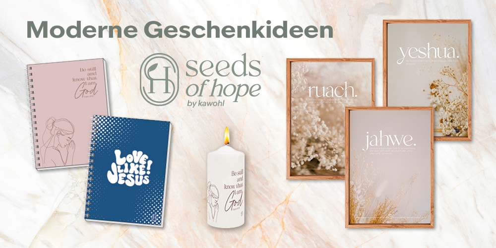 Banner: Auf einem hellen Marmorhintergrund sind drei Poster im Holzrahmen, zwei Spiralnotizbücher und eine Kerze abgebildet. 