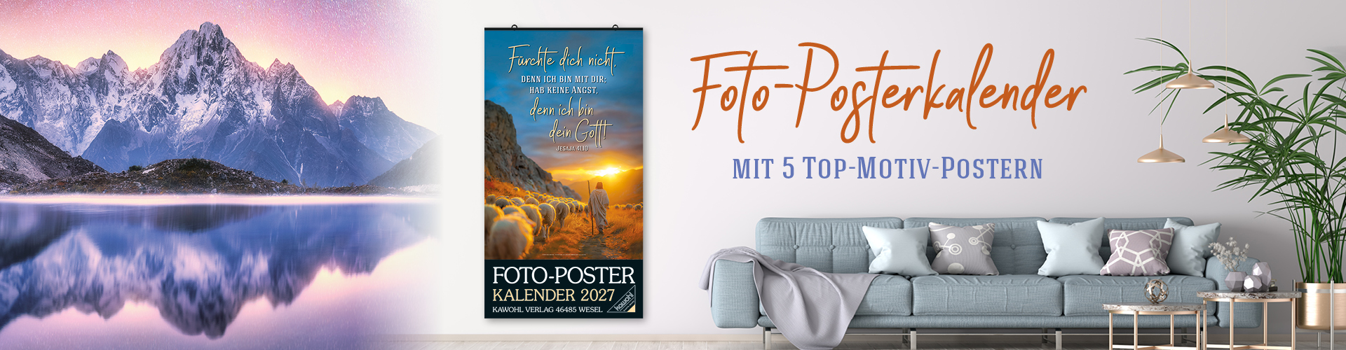 Wohnzimmer mit grau-grünem Sofa, Titel vom Foto-Poster-Kalender und Berglandschaft mit See im Hintergrund. Text: Foto-Poster-Kalender MIT 5 TOP-MOTIV-POSTERN