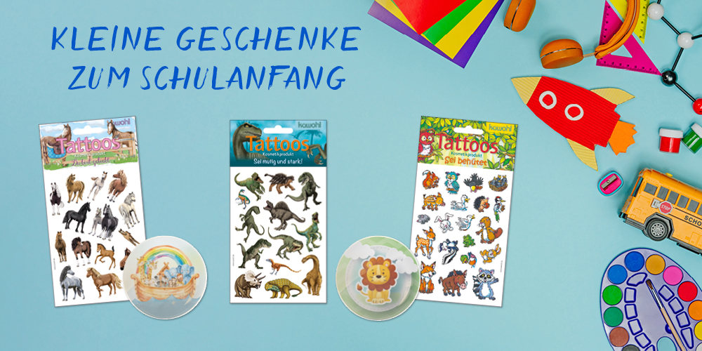 Holztisch vor Tafel. Linke Bildseite Bücherstapel mit Stiften. Überschrift: Kleine Geschenke zum Schulanfang. Darunter: drei Bogen mit Kindertattoos (Pferde, Dinos, Tiere) und zwei Flummis davor (Arche und ein Löwe)