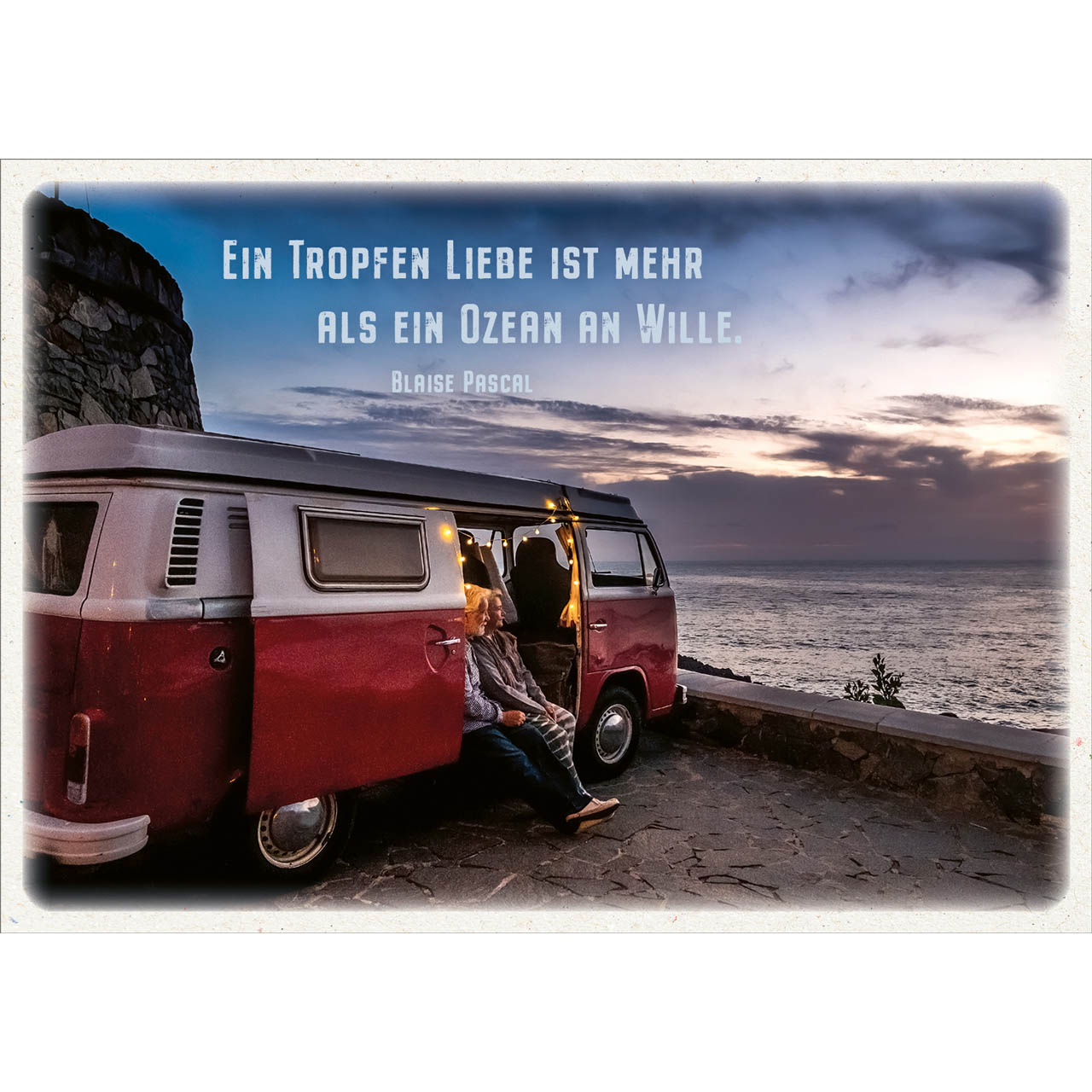 Postkarten - Postkarte 'Ein Tropfen Liebe ist mehr als ein Ozean an Wille.' 12 x - Bus Mann Frau Ehepaar Meer