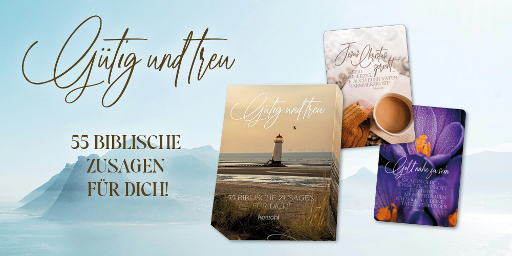 Kartenbox mit dem Titel "Gütig und treu" und 55 biblischen Zusagen, Hintergrund mit Berglandschaft und Wassermotiv.