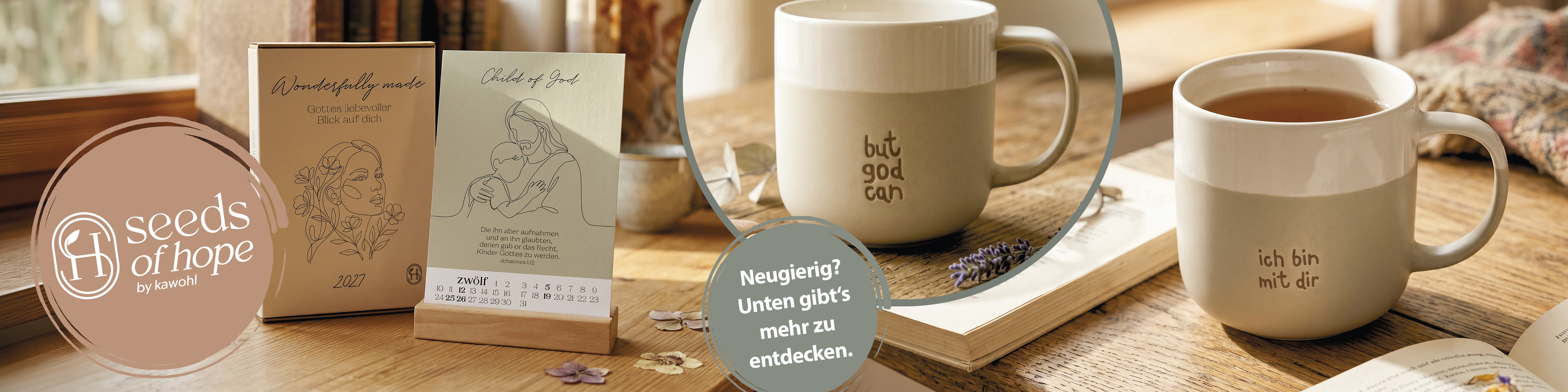 Seeds of Hope Kollektion: Inspirierende Kaffeetassen und Kalender mit christlichen Botschaften wie 'but god can' und 'ich bin mit dir' auf Holztisch.