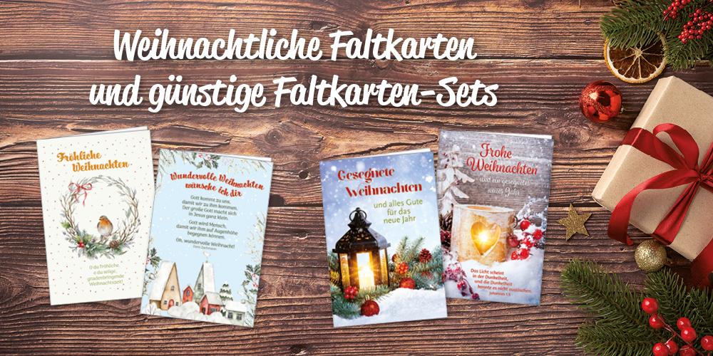 Weihnachtskarten, ein Geschenk und Dekor auf Holzuntergrund. Text: Weihnachtliche Faltkarten und günstige Faltkarten-Sets