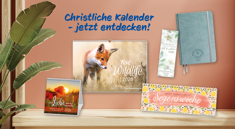 Verschiedene christliche Kalender für 2026, präsentiert auf einem Tisch mit Pflanzen im Hintergrund.