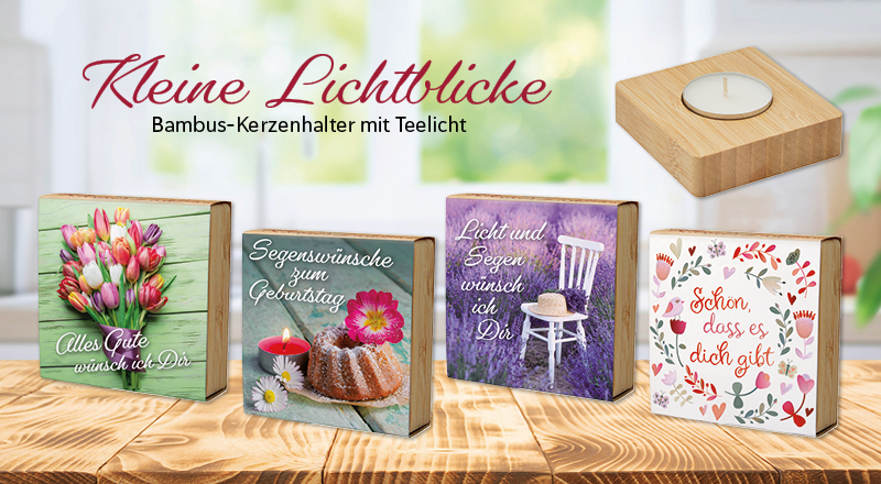 Banner mit vier Bambus-Kerzenhaltern, bedruckt mit Blumenmotiven und Segenssprüchen, im Hintergrund eine helle Einrichtung.