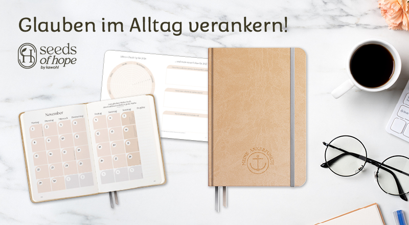 Banner mit Marmorhintergrund, auf dem ein Buchkalender mit Innenseiten abgebildet ist und eine Kaffeetasse, Brille und Tastatur. Text: "Glauben im Alltag verankern!"