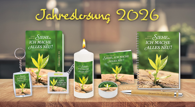 Produkte zur Jahreslosung 2026: Buch, Kerze, Notizheft, Schlüsselanhänger und mehr, mit fotografischem Sprössling-Motiv.