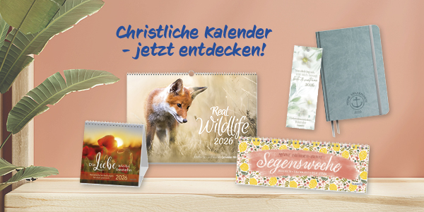 Verschiedene christliche Kalender für 2026, präsentiert auf einem Tisch mit Pflanzen im Hintergrund.