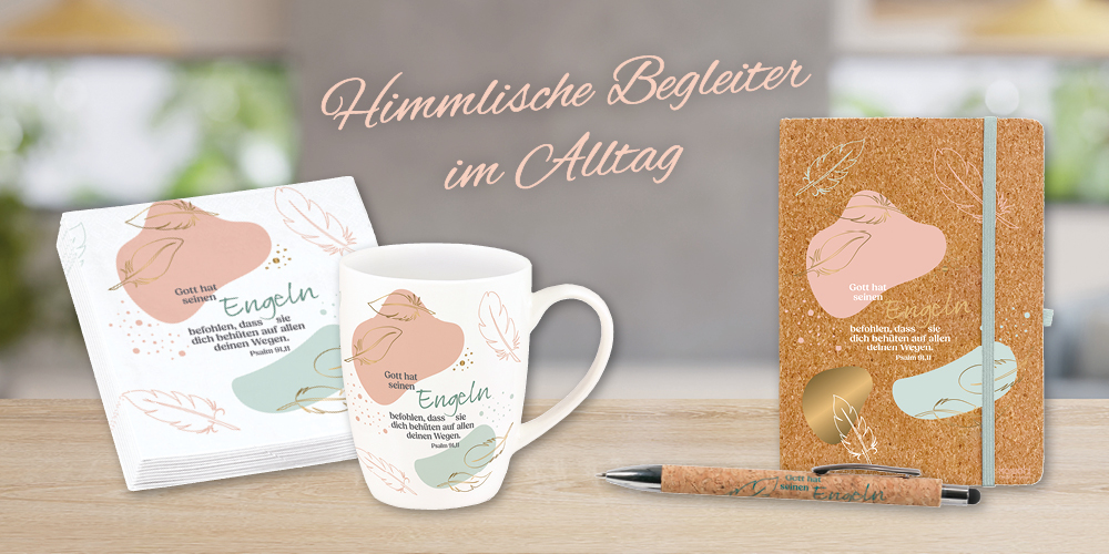 Banner mit Tasse, Notizbuch, Stift und Serviette, dekoriert mit Pastellfarben und dem Text: "Gott hat seinen Engeln befohlen…"