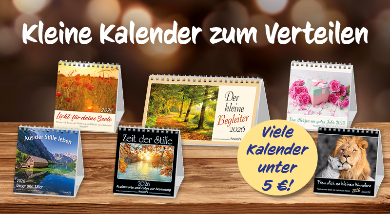 Banner mit verschiedenen kleinen Kalendern für 2026, die auf einem Holztisch präsentiert werden.